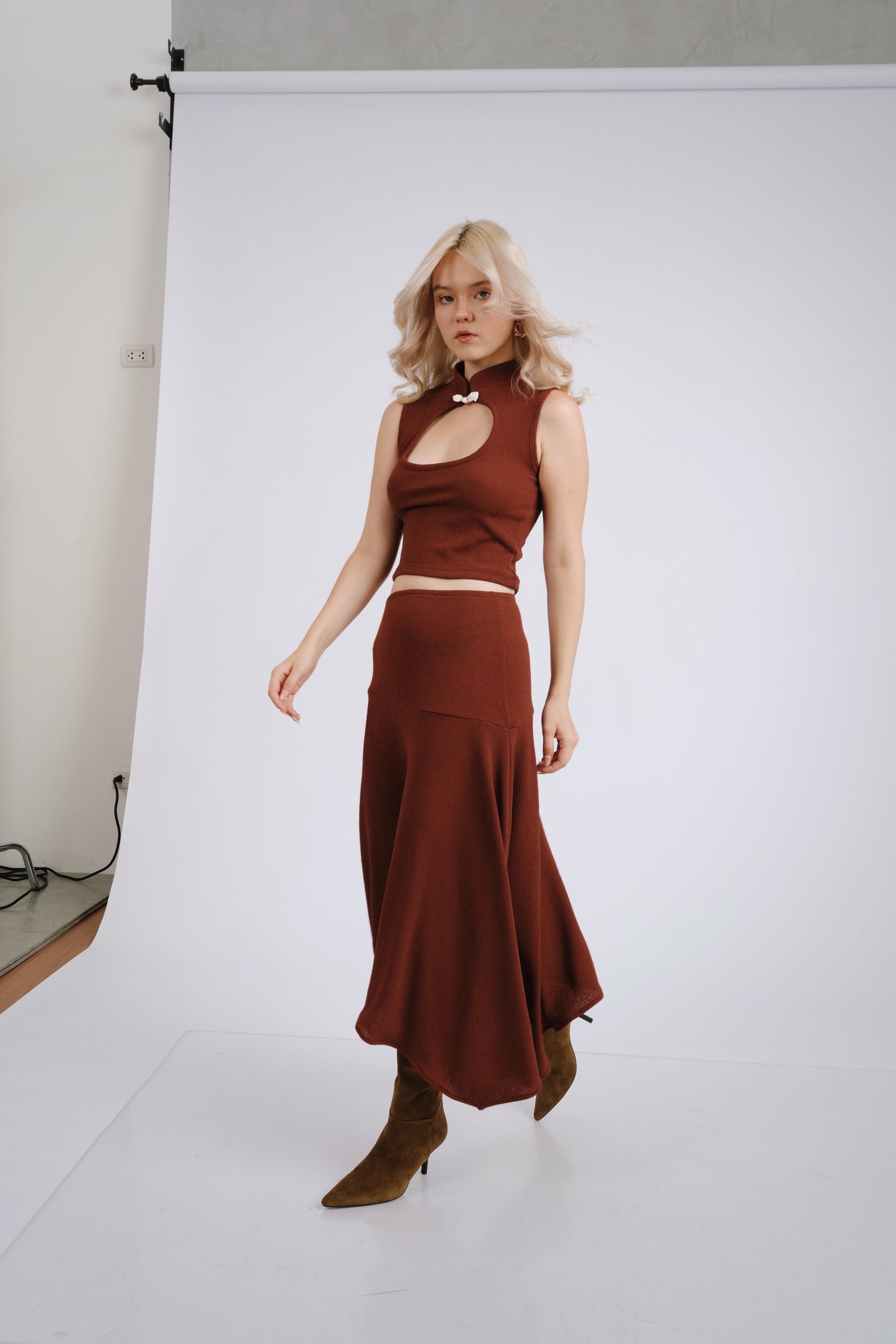 Falda asimétrica lacre