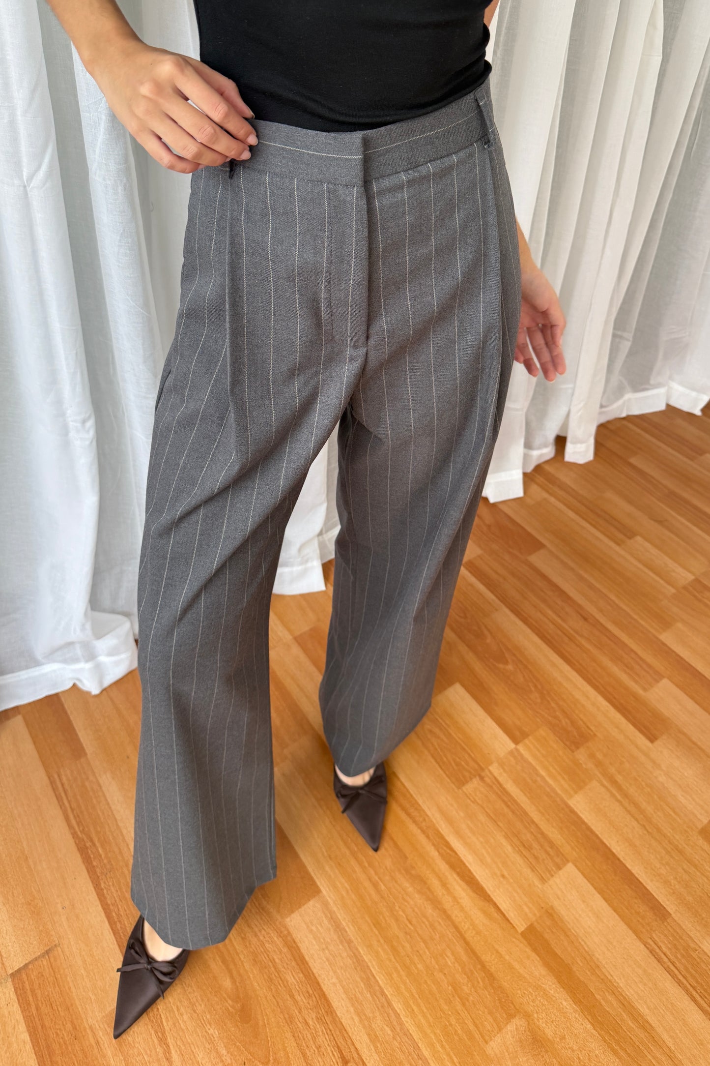 Pantalón de rayas gris