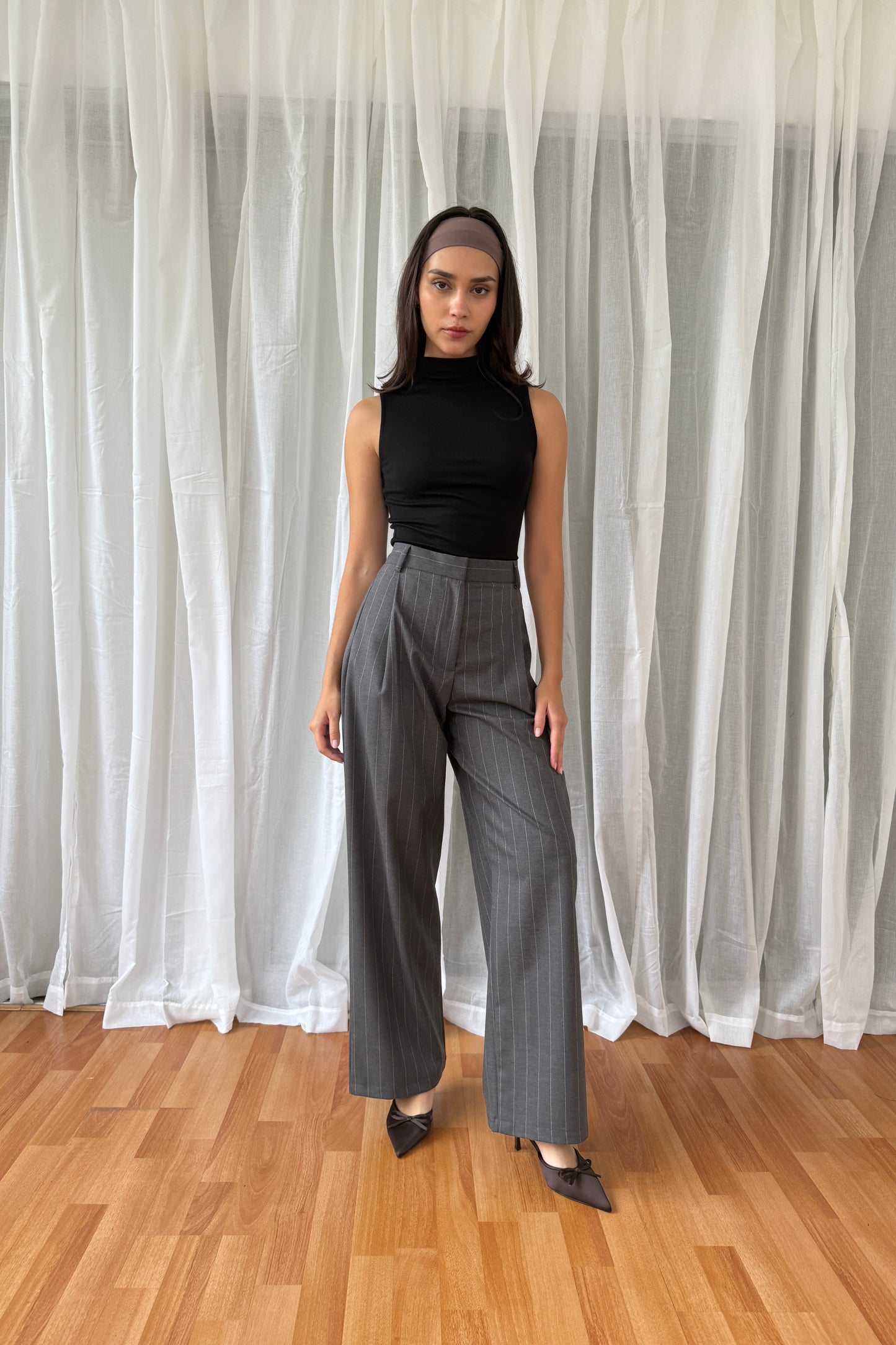 Pantalón de rayas gris
