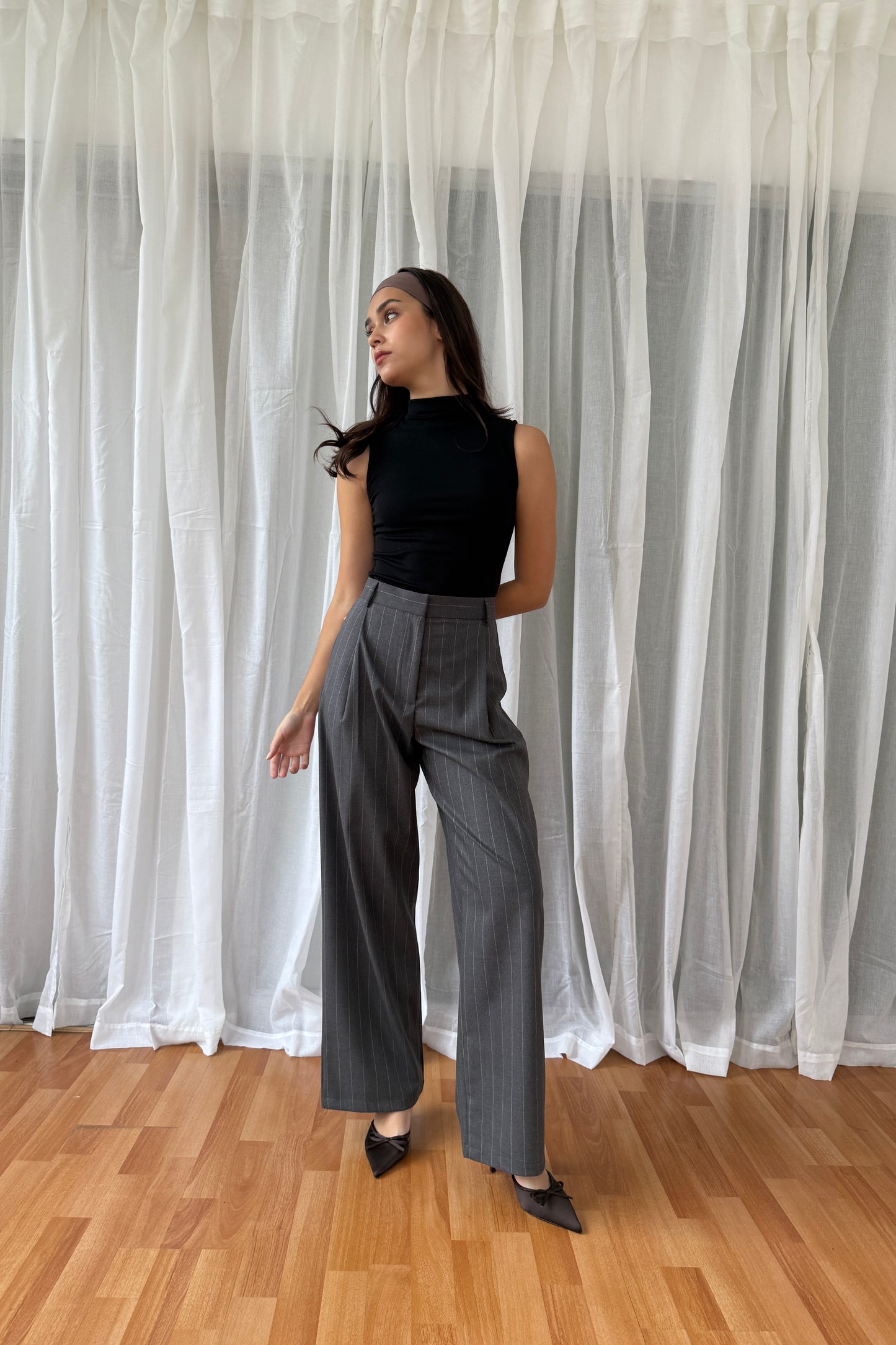 Pantalón de rayas gris