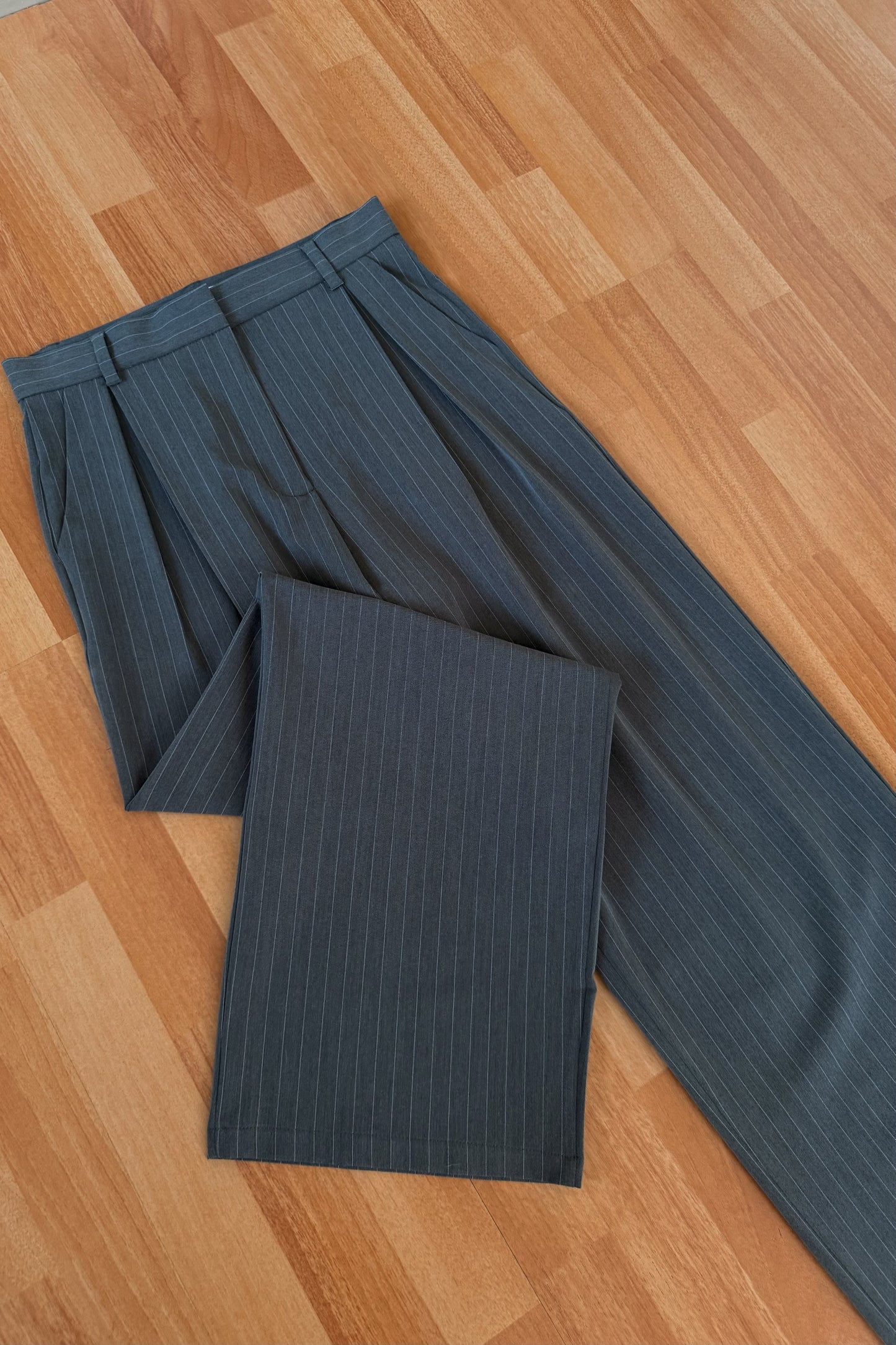 Pantalón de rayas gris