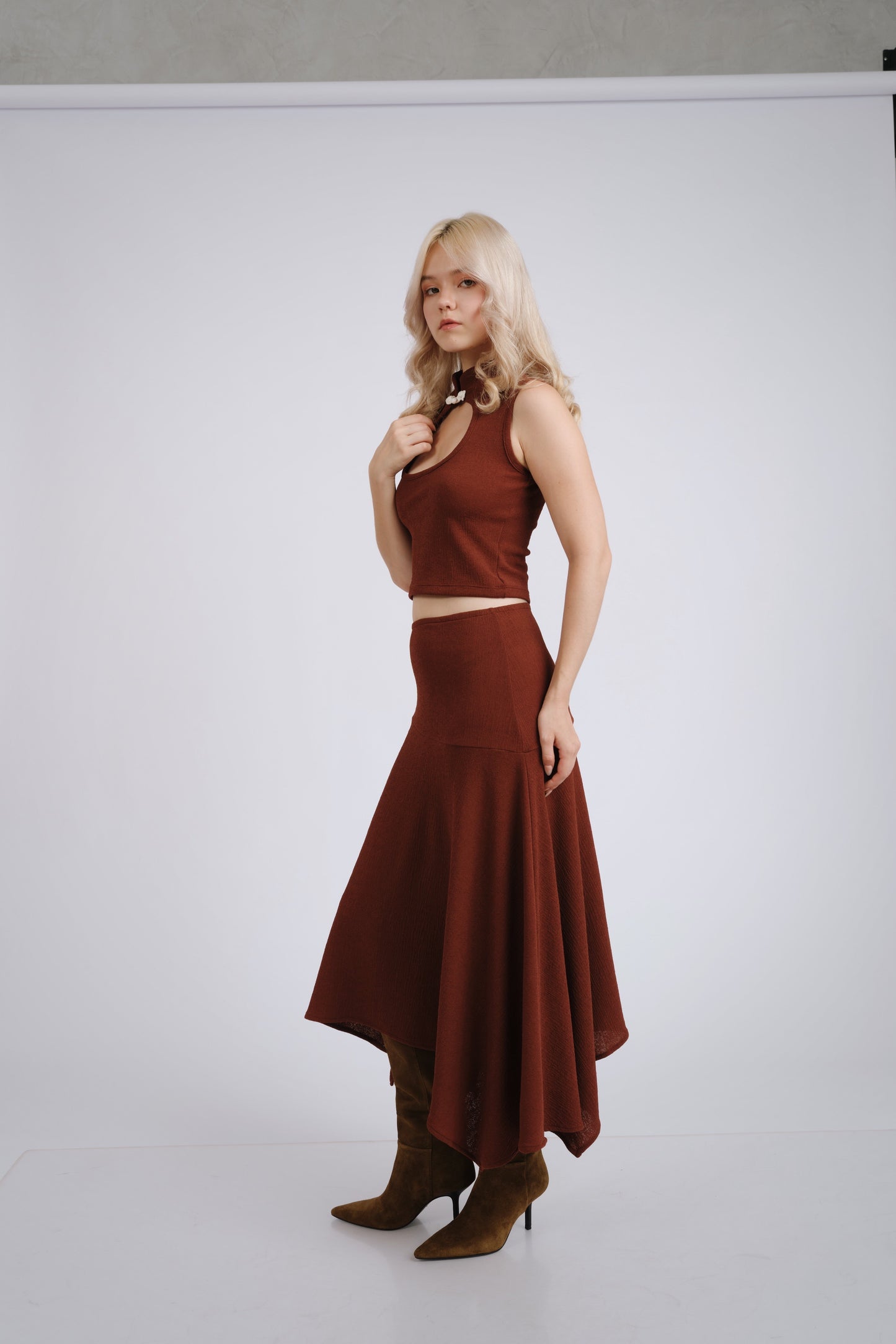 Falda asimétrica lacre