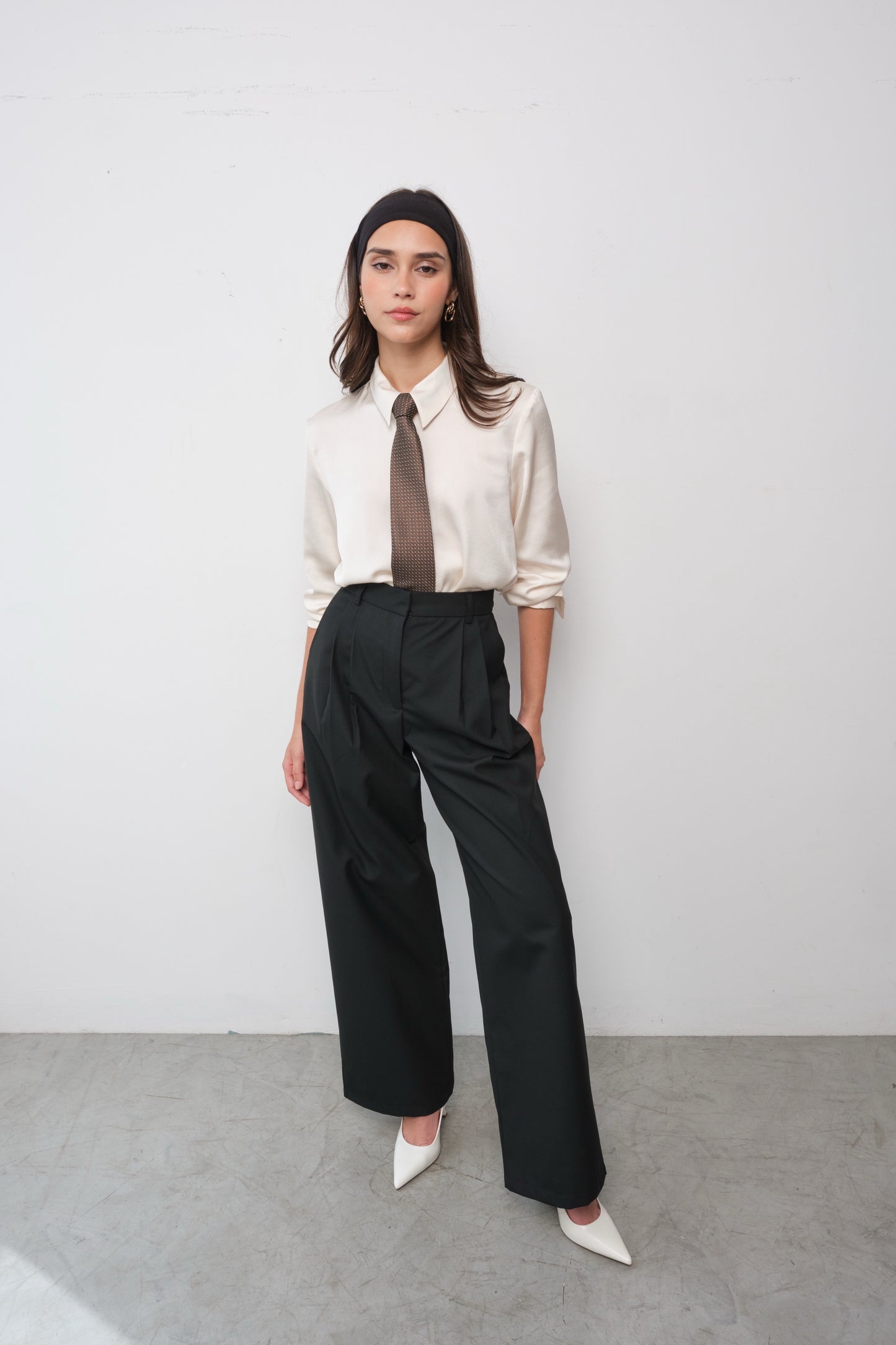 Pantalón de sastre negro rígido
