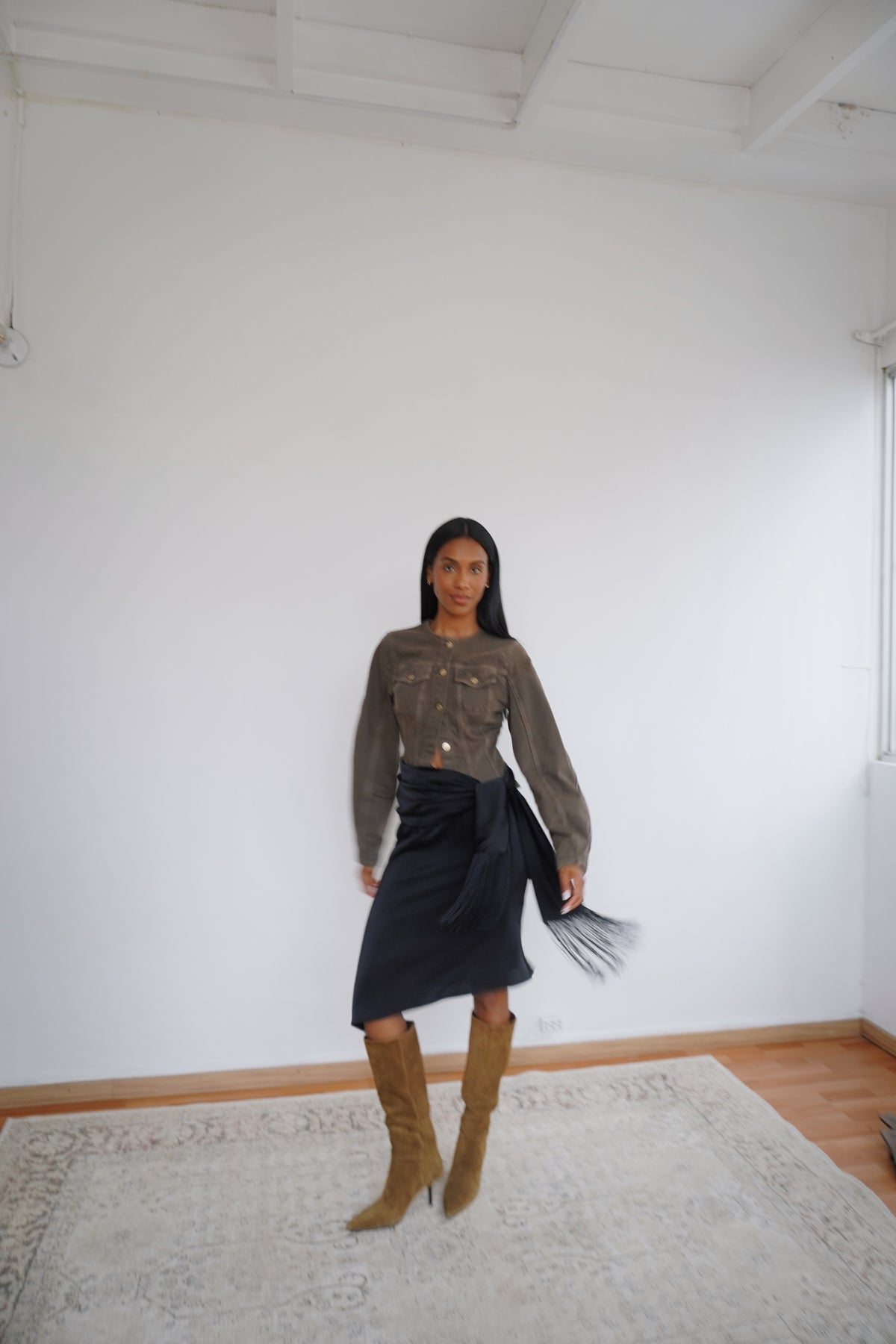 Falda asimétrica seda negro + faja con flecos