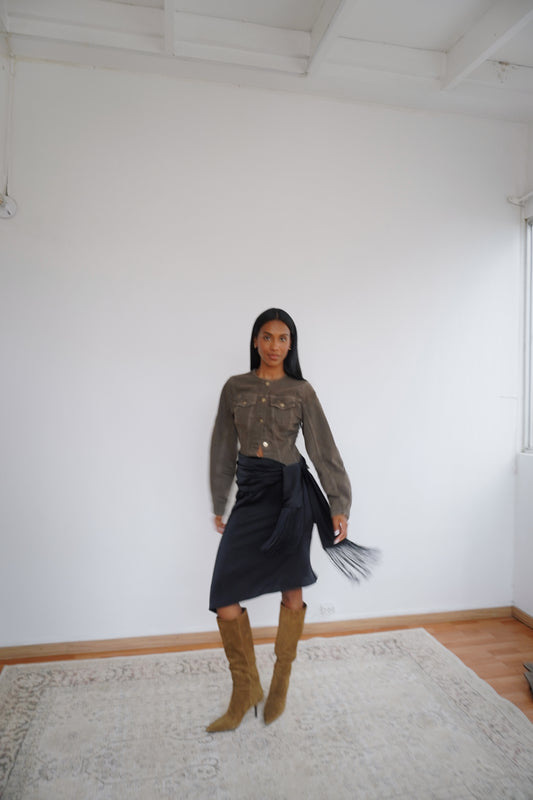 Falda asimétrica seda negro + faja con flecos