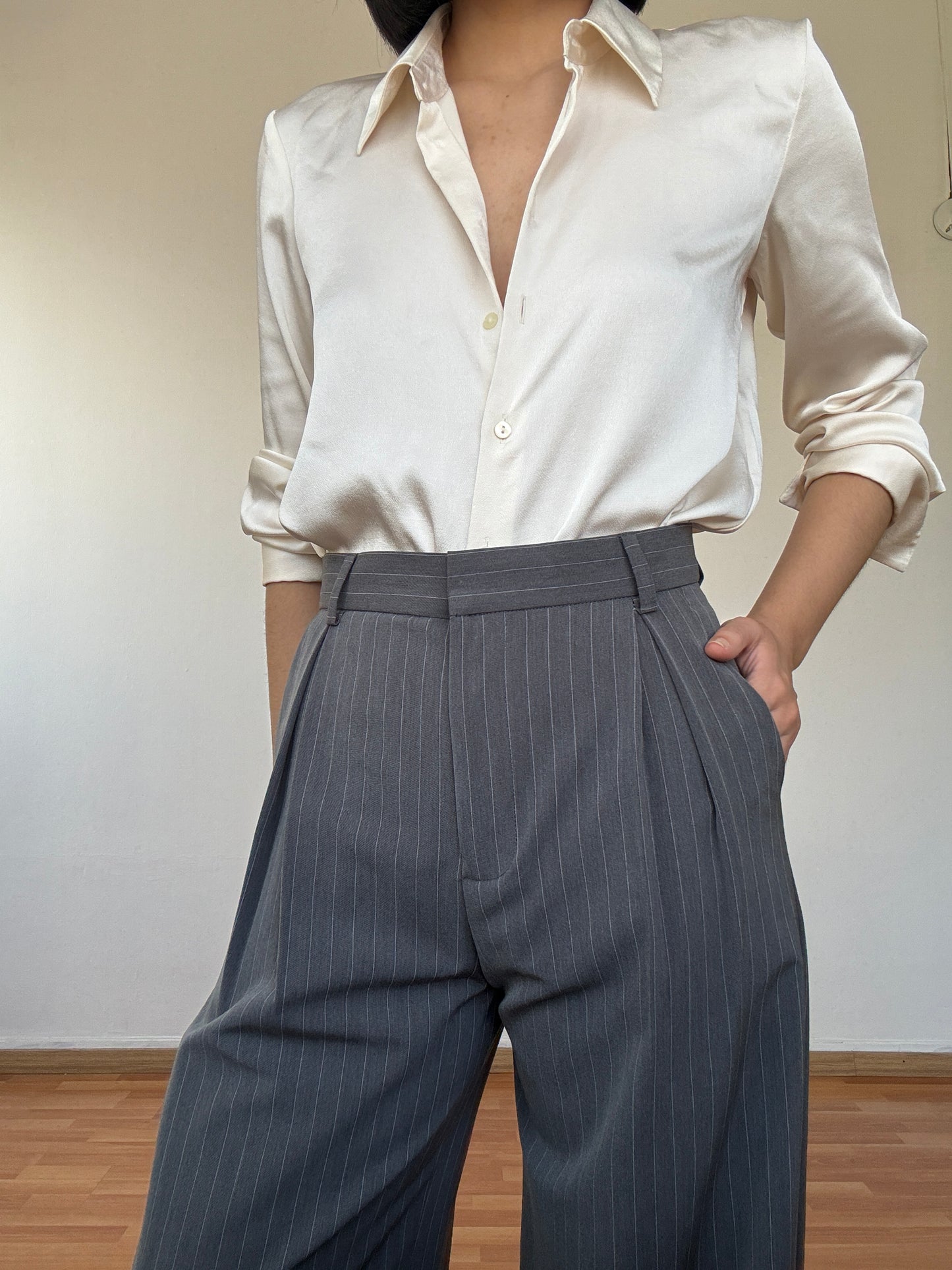 Pantalón de rayas gris
