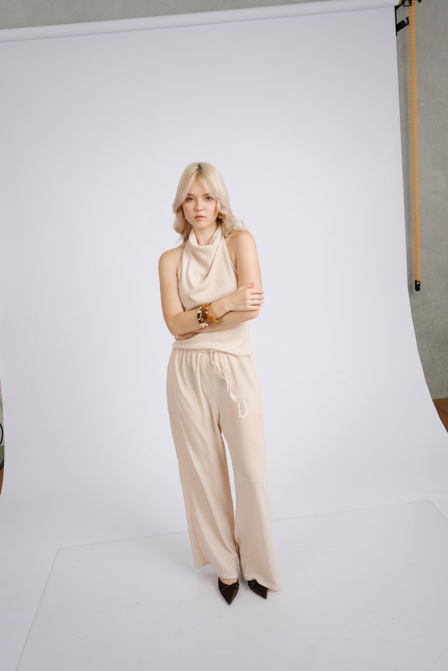 Pantalón básico textura crema