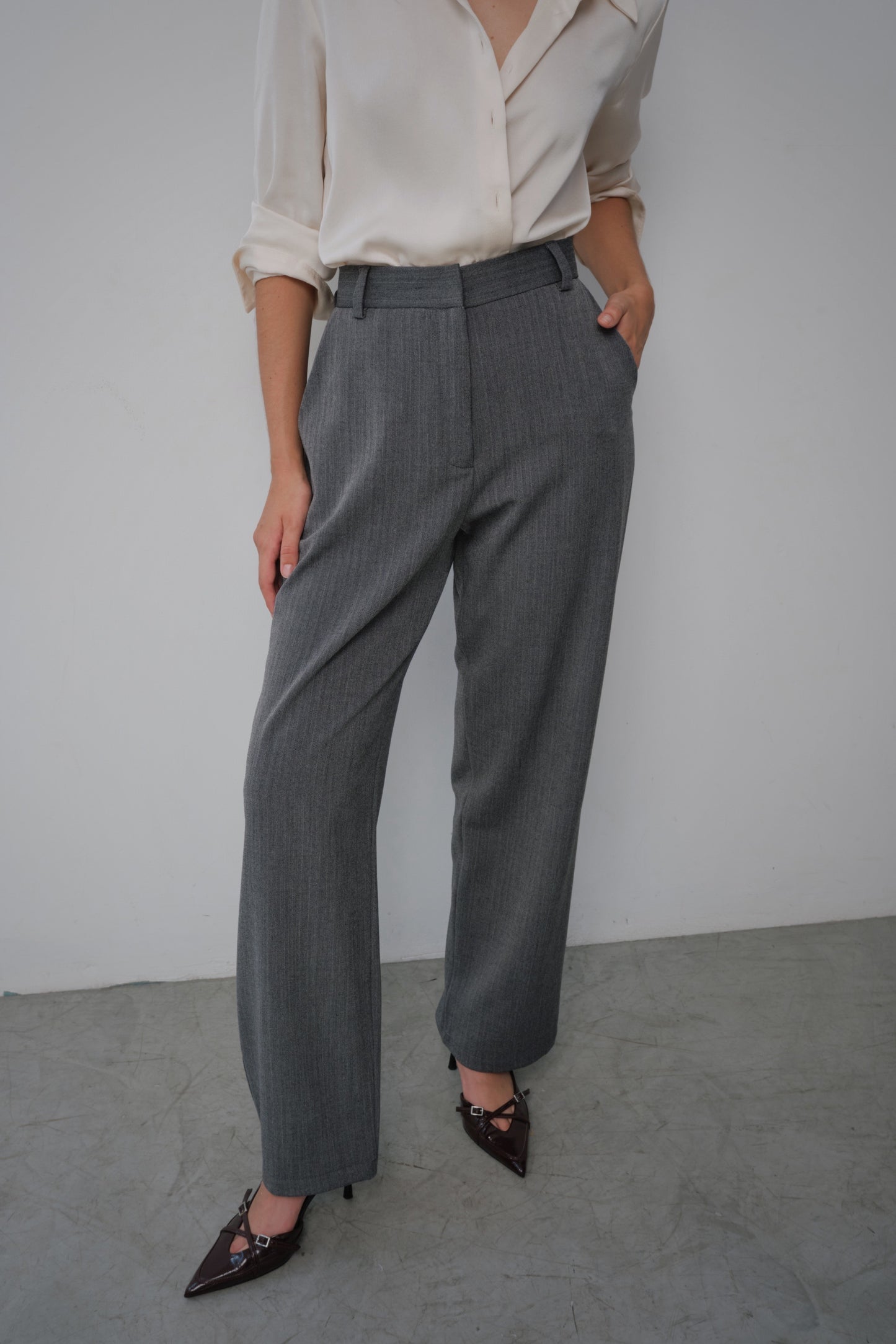Pantalón clásico espiga gris oscuro
