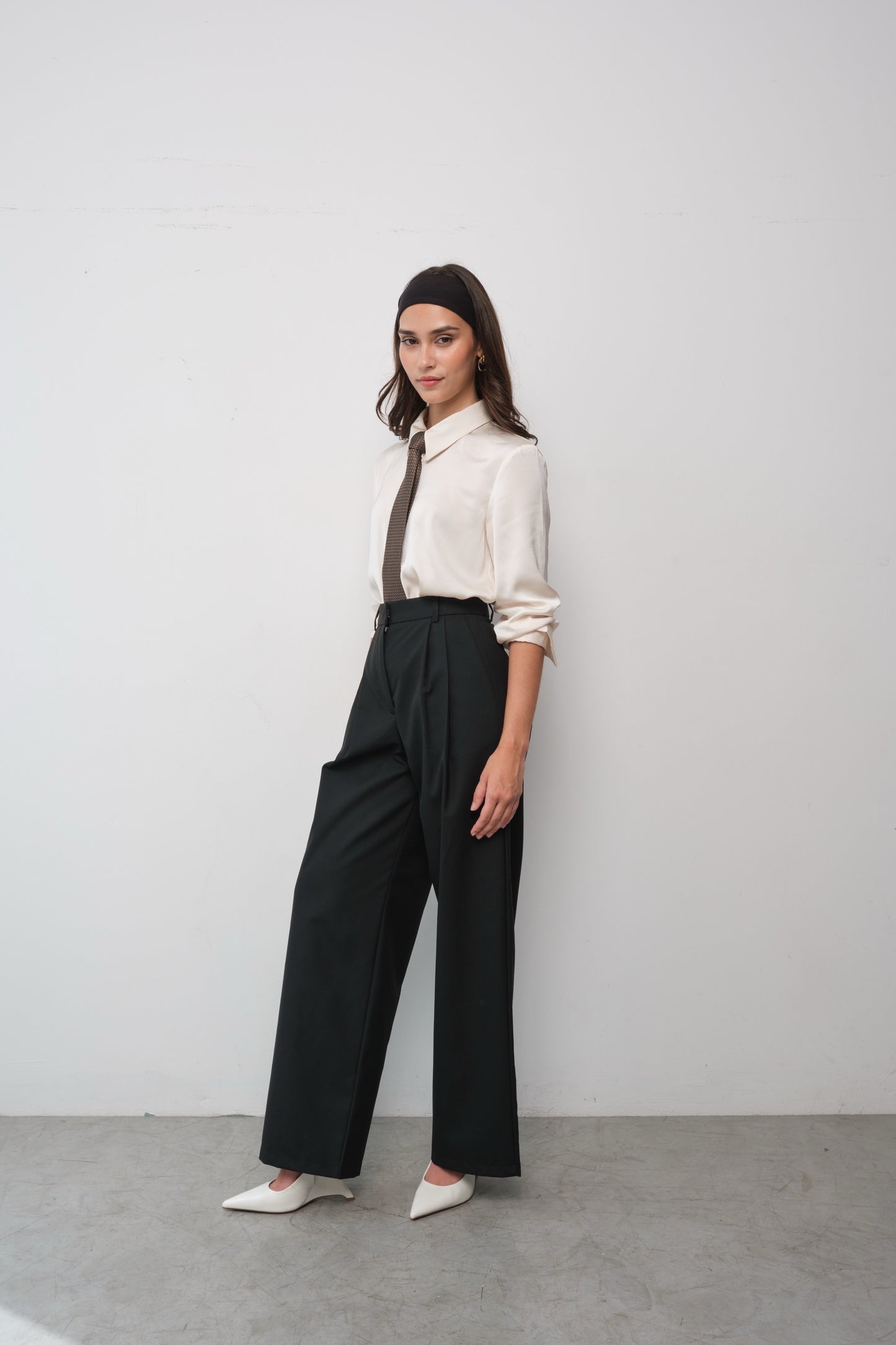Pantalón de sastre negro rígido
