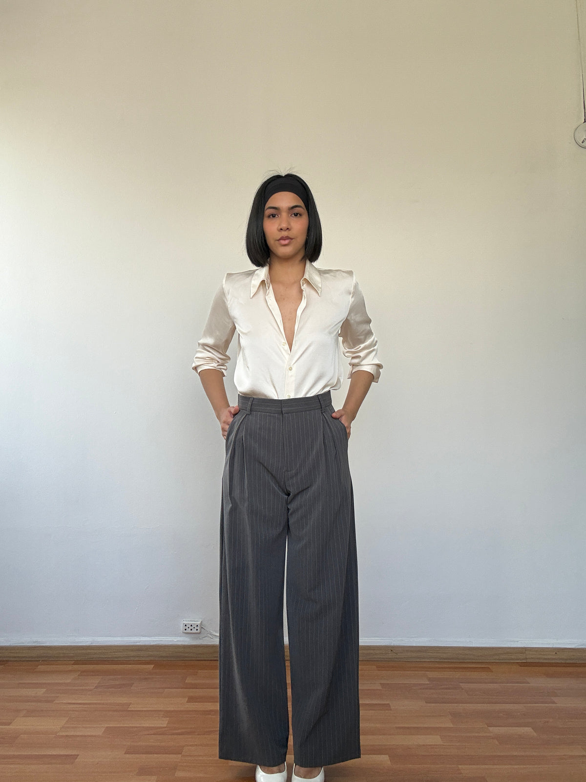 Pantalón de rayas gris