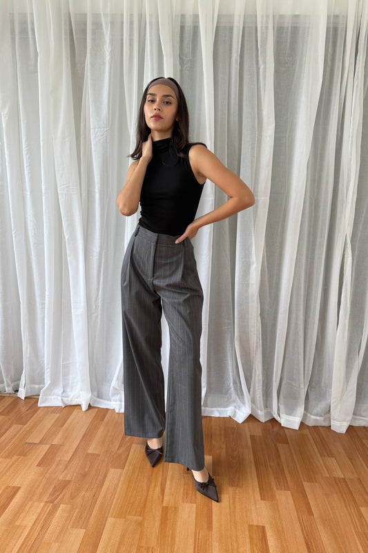 Pantalón de rayas gris