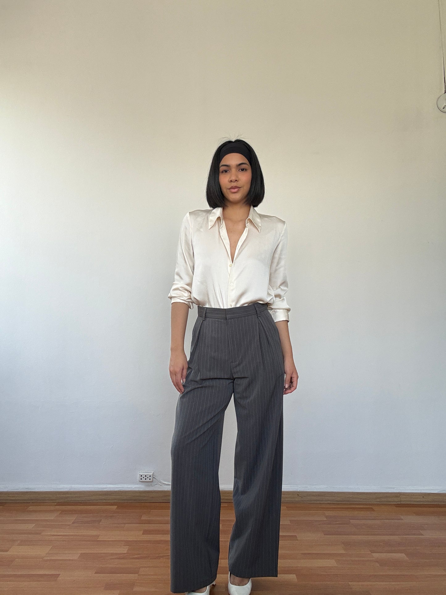 Pantalón de rayas gris