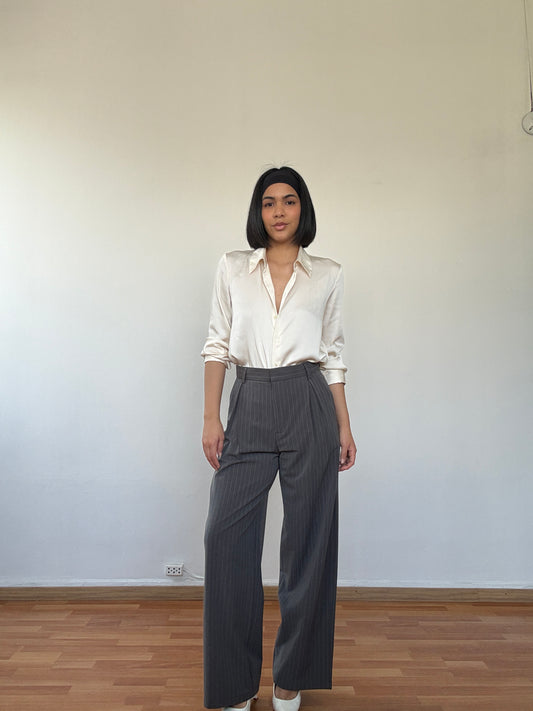 Pantalón de rayas gris