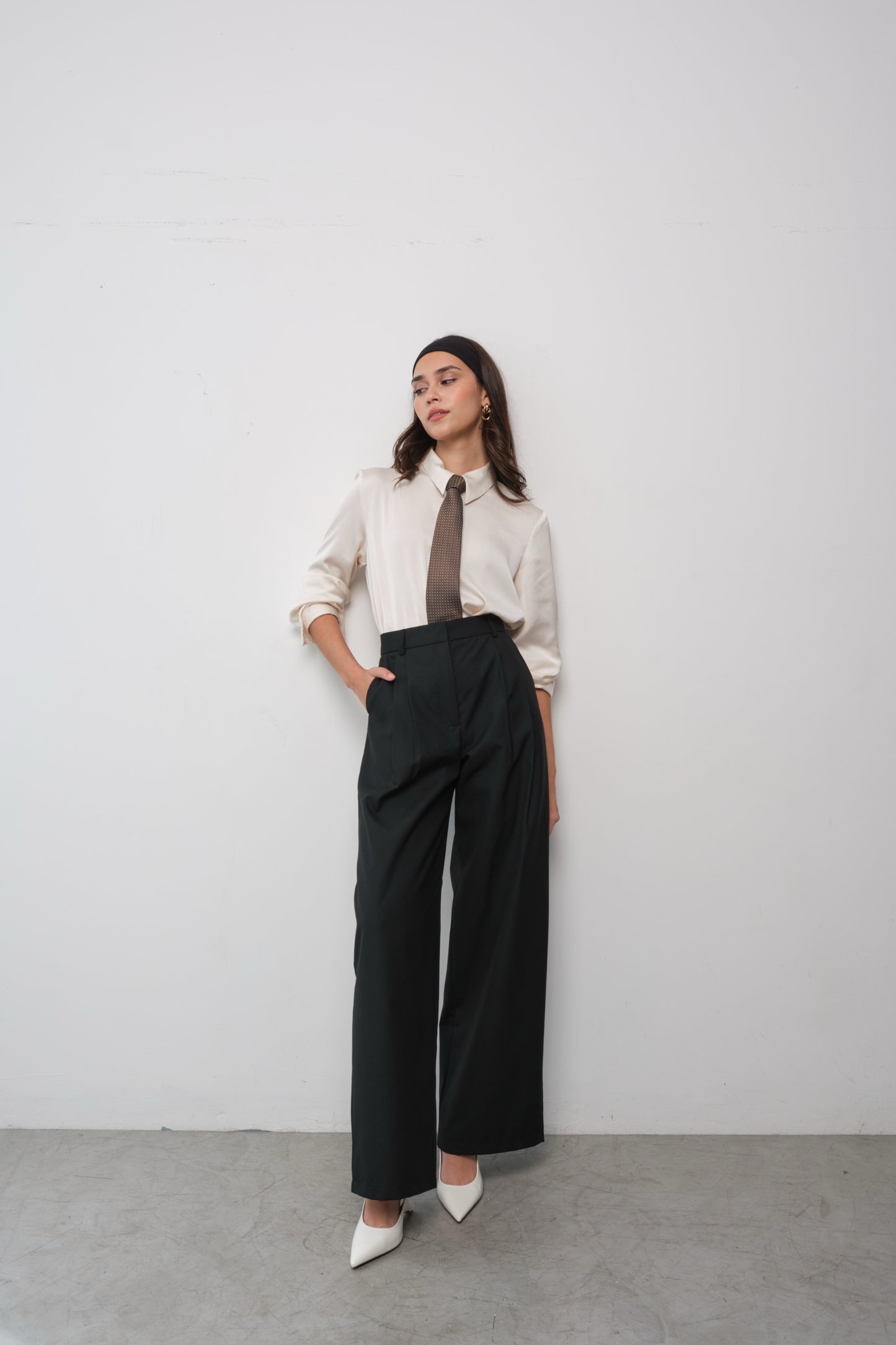 Pantalón de sastre negro rígido