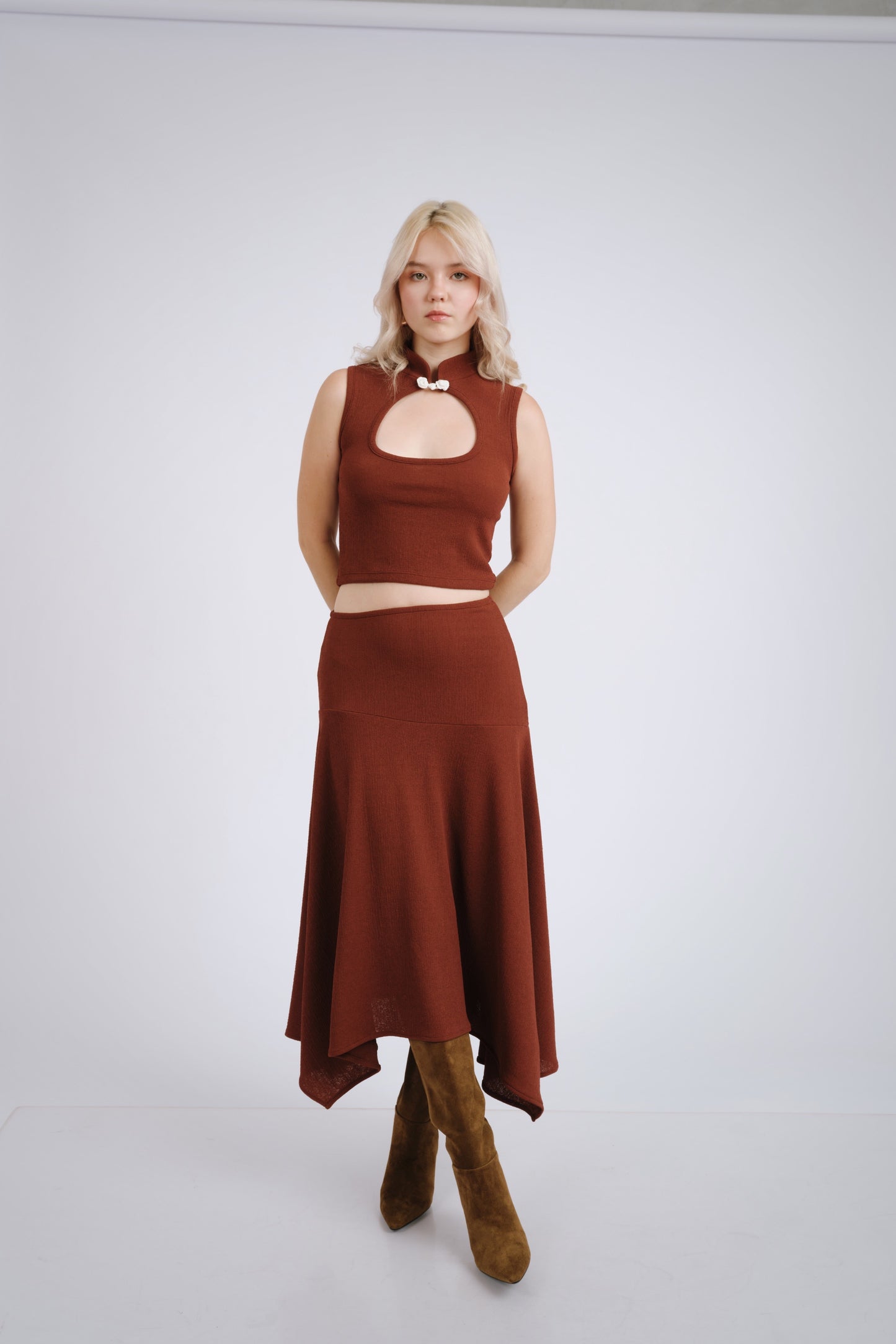 Falda asimétrica lacre