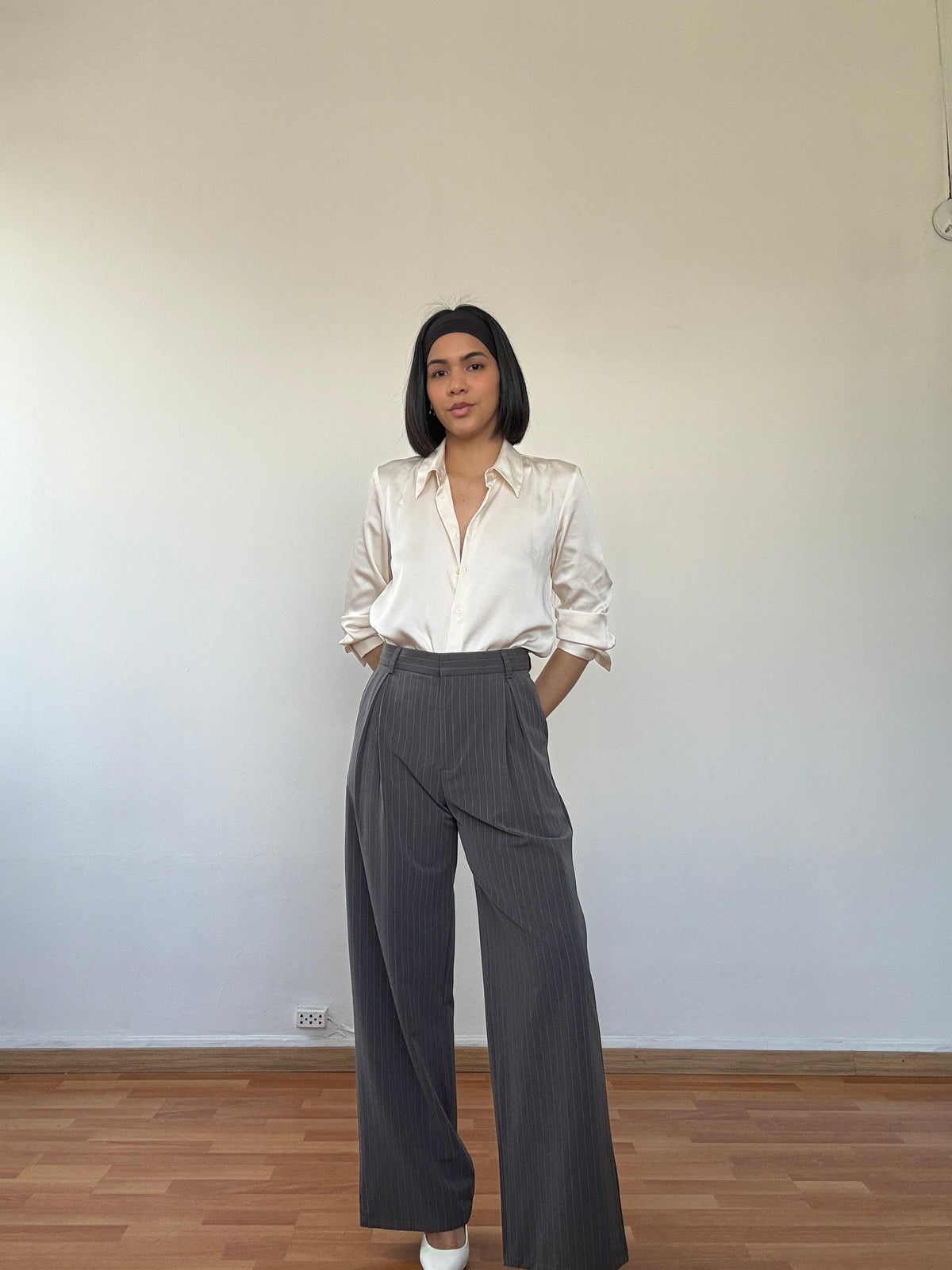Pantalón de rayas gris