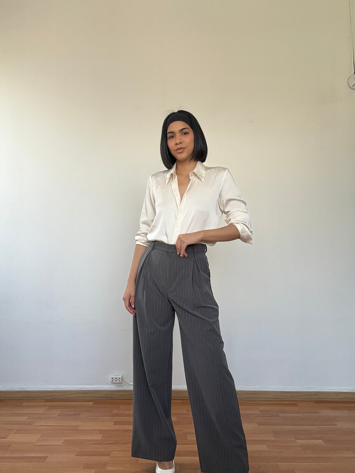 Pantalón de rayas gris