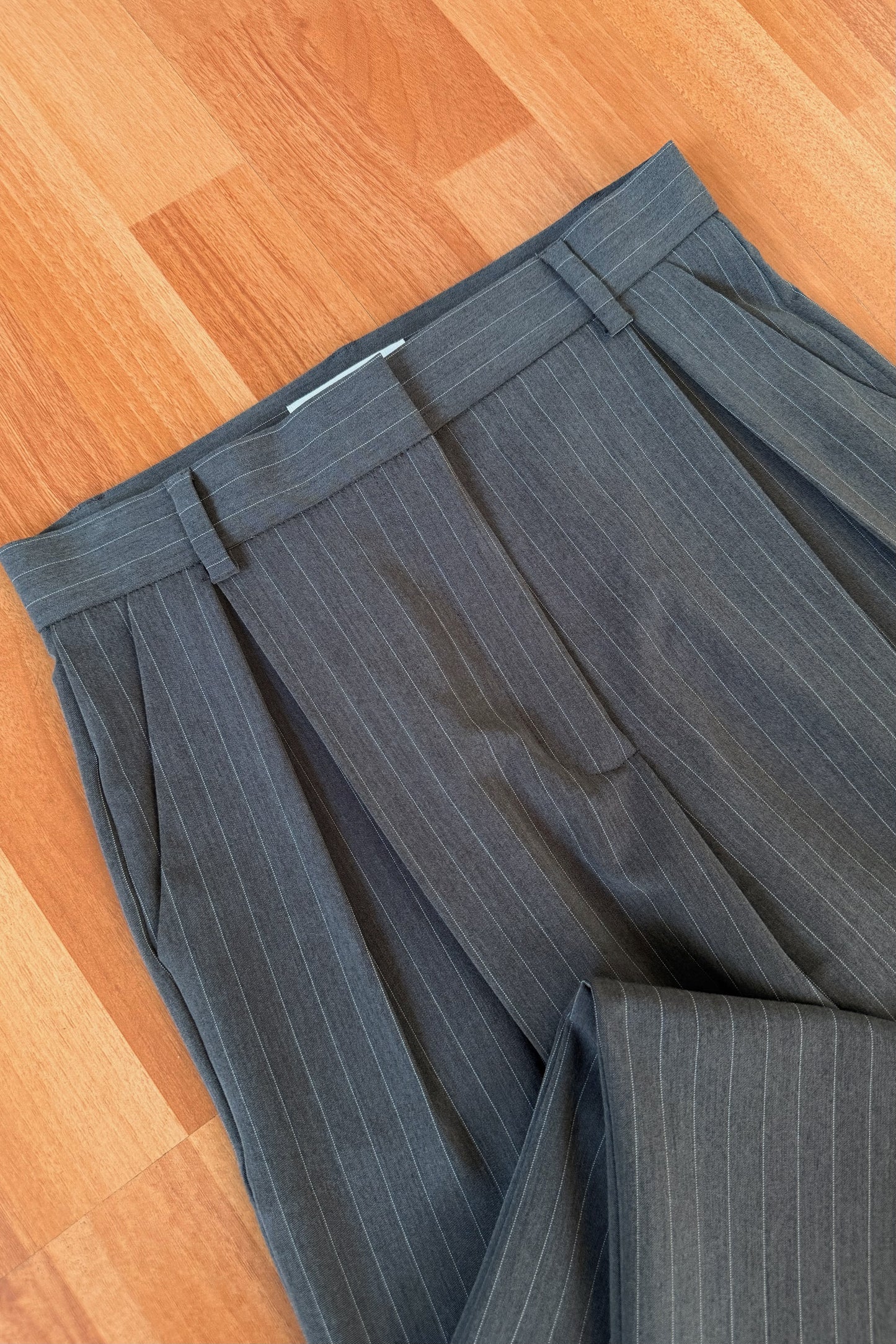 Pantalón de rayas gris