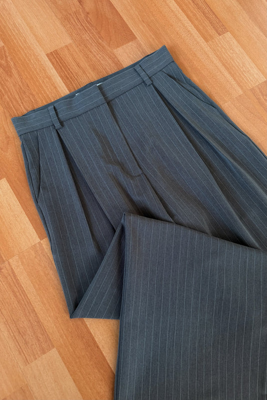 Pantalón de rayas gris
